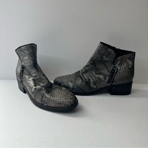 NWOB BareTraps Boot New Women Ankle Bootie 6 Faux Leather snake skinShoes gray